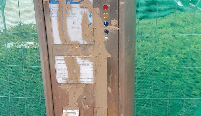 Parkovací automat u dětského oddělení budějcké nemocnice