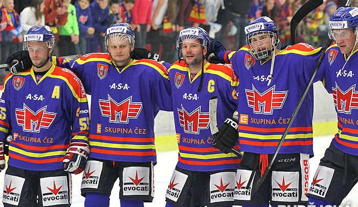 Tomáš Nouza (zcela vlevo) a Josef Straka (třetí zleva) režírovali výhru Motoru v Mostě