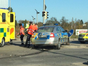 Nehoda policejního vozu se Škodou Octavia