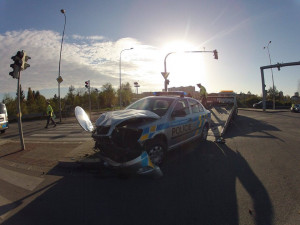 Nehoda policejního vozu se Škodou Octavia