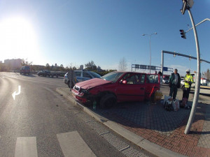 Nehoda policejního vozu se Škodou Octavia
