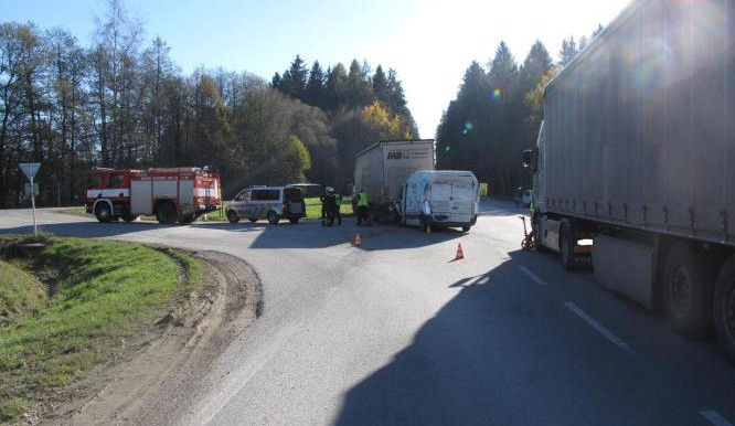 Kamion narazil dodávku do návěsu odbočujícího náklaďáku