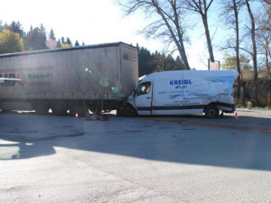 Dodávka skončila pod návěsem