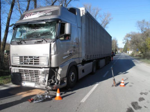 Řidič volva za dodávkou nedobrzdil