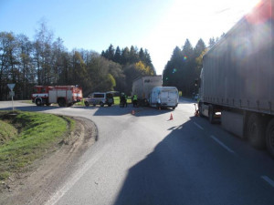 Kamion narazil dodávku do návěsu odbočujícího náklaďáku