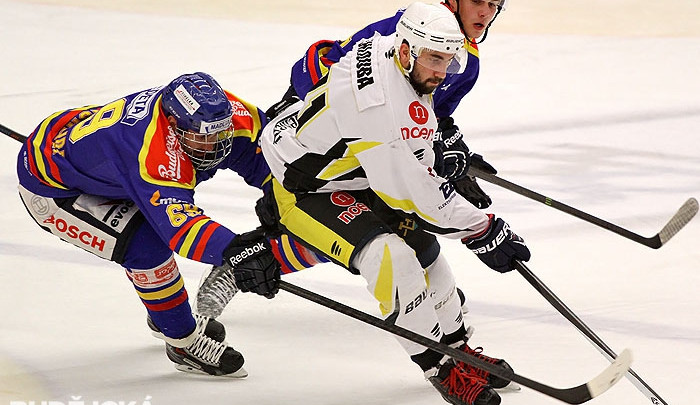 Minulou středu Motor nestačil na Kadaň. Na snímku brání Kuchejda s Robem hostujícího Chloubu