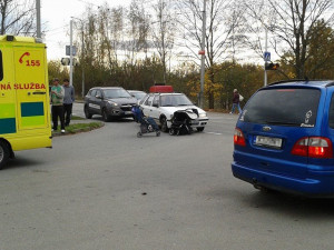 Maminku s kočárkem srazilo auto, zraněny jsou i dvě děti