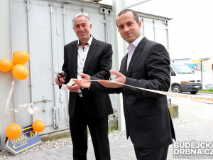 Otec se synem Václavovi slavnostně otevírají centrální sklad na Rudolfovské třídě