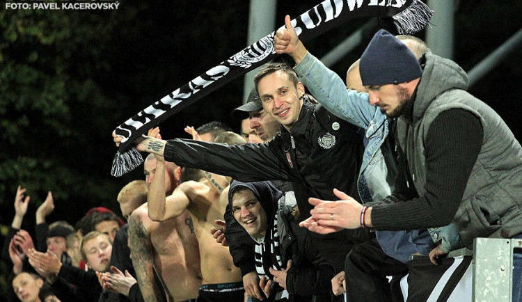 Fanoušci Dynama oslavují remízu se Slavií Praha