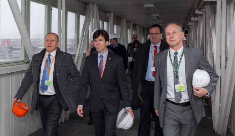 Při prohlídkce temelínské elektrárny zleva Ladislav Štěpánek, člen představenstva ČEZ, americký velvyslanec Andrew Schapiro, ministr Jan Mládek a temelínský ředitel Miloš Štěpanovský