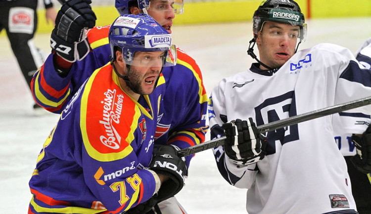 Havířov se na jihu Čech neprosadil. Zato nejproduktivnější hráč 1. ligy Josef Straka (vlevo) bere do tabulky další dva kanadské body