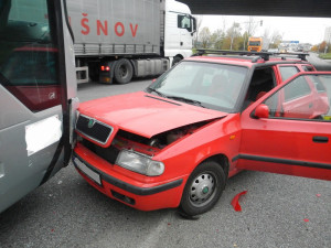 Autobus narazil do kolony vozidel stojících na křižovatce Diamant