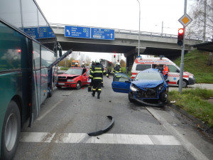 Autobus narazil do kolony vozidel stojících na křižovatce Diamant