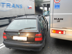 Autobus narazil do kolony vozidel stojících na křižovatce Diamant