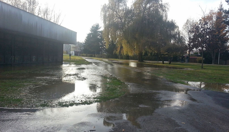 Cesta na lávku přes Vltavu byla v ulici V Oblouku kvůli havárii vodovodu pod vodou