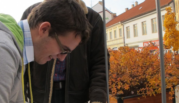 Petiční akce v Českých Budějovicích. Na snímku v pozadí koordinátor Jan Třeštík