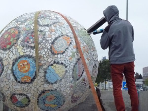 Mozaiková koule na kruhovém objezdu u Globusu