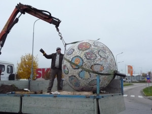 Mozaiková koule na kruhovém objezdu u Globusu