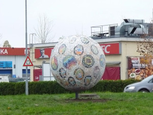 Mozaiková koule na kruhovém objezdu u Globusu