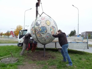 Mozaiková koule ozdobila kruháč u Globusu