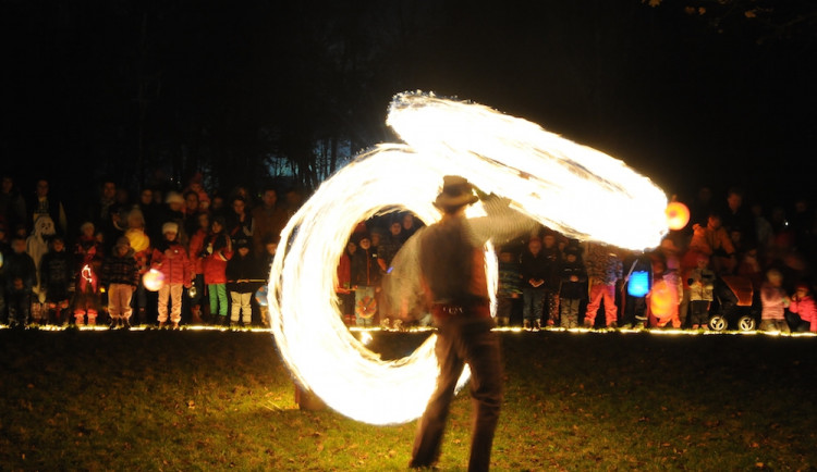 Vráto vidělo netradiční lampionový průvod