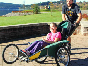 Zdravotně postižení brázdili na kolech břehy Lipna