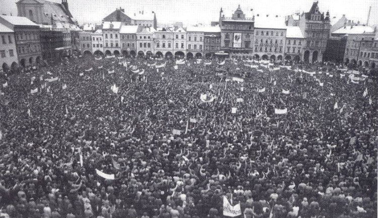 Na generální stávku 27. listopadu 1989 přišlo na budějcké náměstí 70 tisíc
