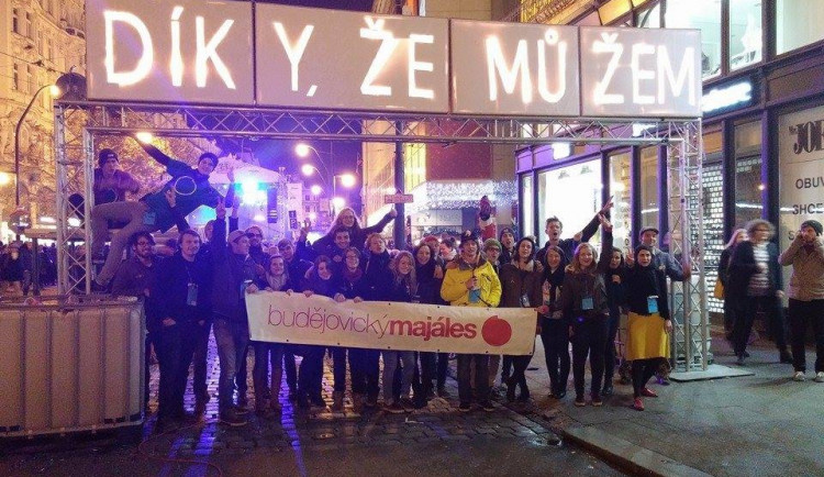 Pořadatelé Budějovického Majálesu na pražské Národní třídě