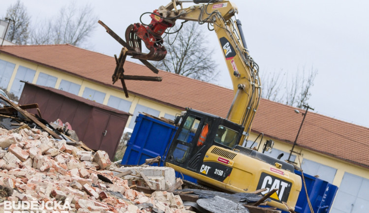 Nedostatek parkovacích míst můžou vyřešit bývalá kasárna