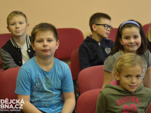Žáci českobudějovické ZŠ Máj II se můžou těšit ze sady dresů a 16 míčů od společnosti E.ON