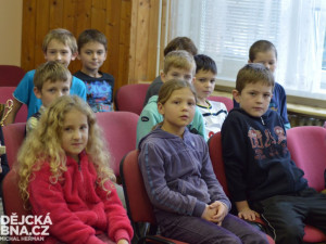 Žáci českobudějovické ZŠ Máj II se můžou těšit ze sady dresů a 16 míčů od společnosti E.ON
