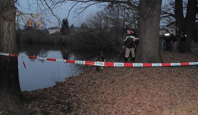 Policejní pes prohledává místo nálezu mrtvé ženy