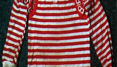 Tuto mikinu měl na sobě pravděpodobně jeden z pachatelů