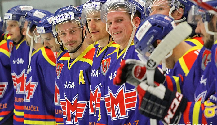 Tomáš Nouza (mezi otočenými hráči vlevo) rozhodl zápas v Třebíči dvěma brankami