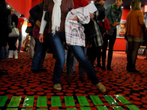 Již v předsálí se divačky bavily francouzským jazykem