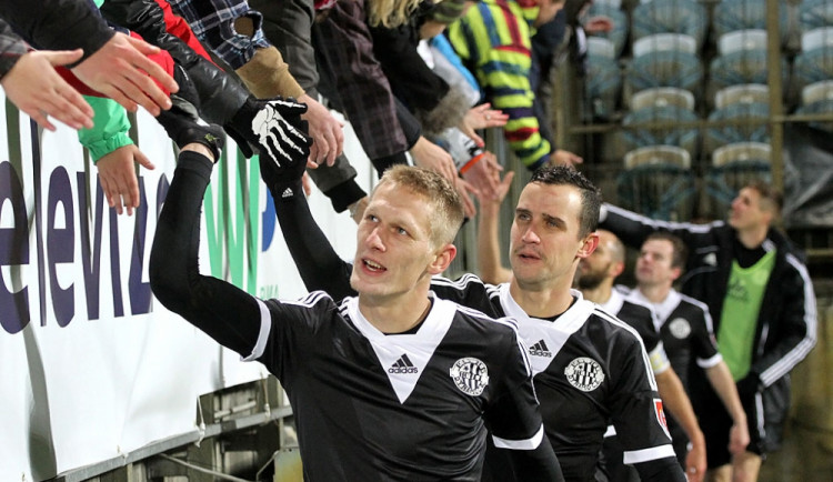 Autor rozhodující branky utkání s Teplicemi Michal Škoda a Jiří Kladrubský zdraví po zápase fanoušky Dynama
