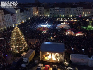 Svítí! Zářící vánoční strom vykouzlil úsměv tisícům lidí