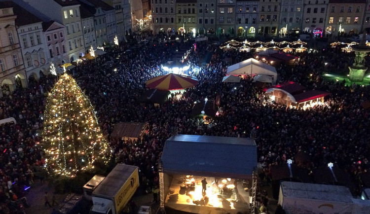 Rozsvícení vánočního stromu sledovaly na náměstí Přemysla Otakara II. tisíce lidí