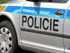 Mladého muže v obleku srazilo auto. Zraněním podlehl