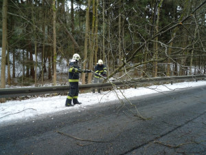Některé silnice pokryla ledovka, u Zbytin narazil vlak do stromu