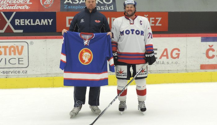 Kapitán Josef Straka a prezident klubu Roman Turek (zprava) představují retro dresy, ve kterých se bude hrát
