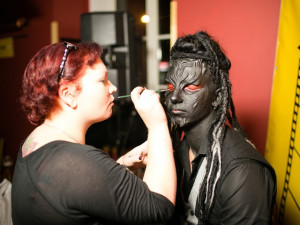 Svetlana Kan z Kazachstánu přijela do Českých Budějovic ukázat, jak vzniká filmová maska