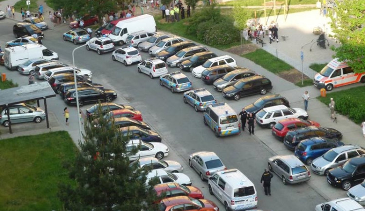 Potyčka v ulici Miroslava Chlajna na sídlišti Máj v červnu 2013