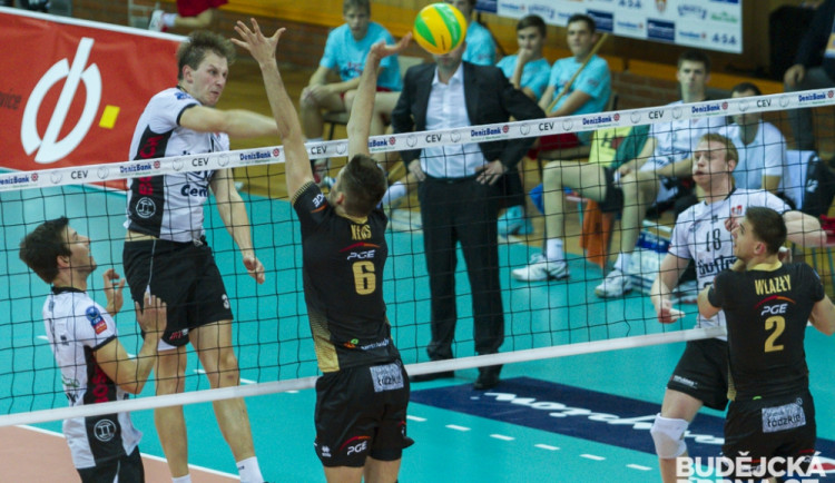 Smeč Radka Macha při domácím utkání Ligy mistrů s Belchatowem