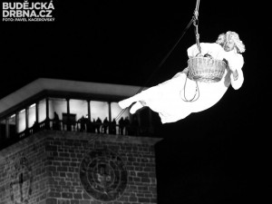 Anděl letí z Černé věže