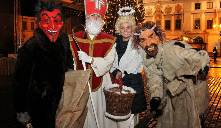 Mikuláš, anděl a čerti v pátek večer na budějckém náměstí Přemysla Otakara II.