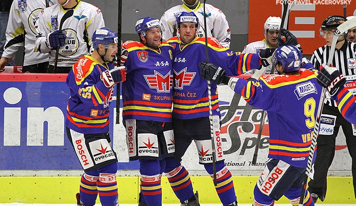 Josef Straka (druhý zleva) rozhodl utkání v Kadani svým proměněným samostatným nájezdem