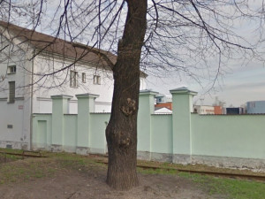 Stará administrativní budova a zbytek obvodové zdi