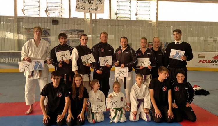 Jihočeští závodníci. Nahoře zleva Bárta, M. Hermann ml., Zachař, M. Hermann st., Sláma, Winkler, Friedrich, T. Hermann, dole zleva Kuchař, Kuchařová, Doubková, Krebsová, Doubek, Králíček a Jarolím