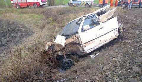 Volkswagen po srážce s vlakem u Sedlíkovic